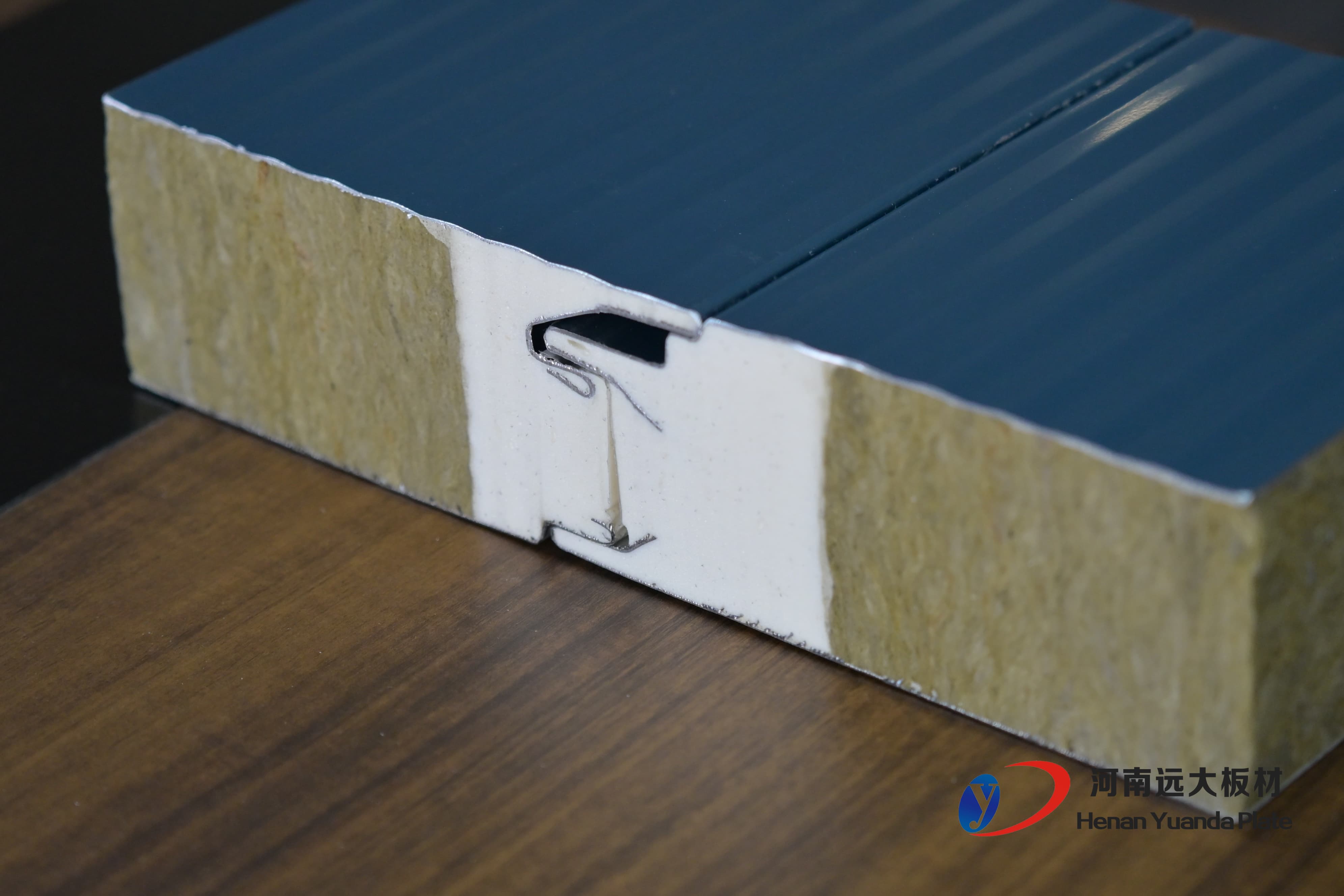 传统板材VS聚氨酯夹芯板：在建筑效率与能耗上，差距竟然这么大！(图2)