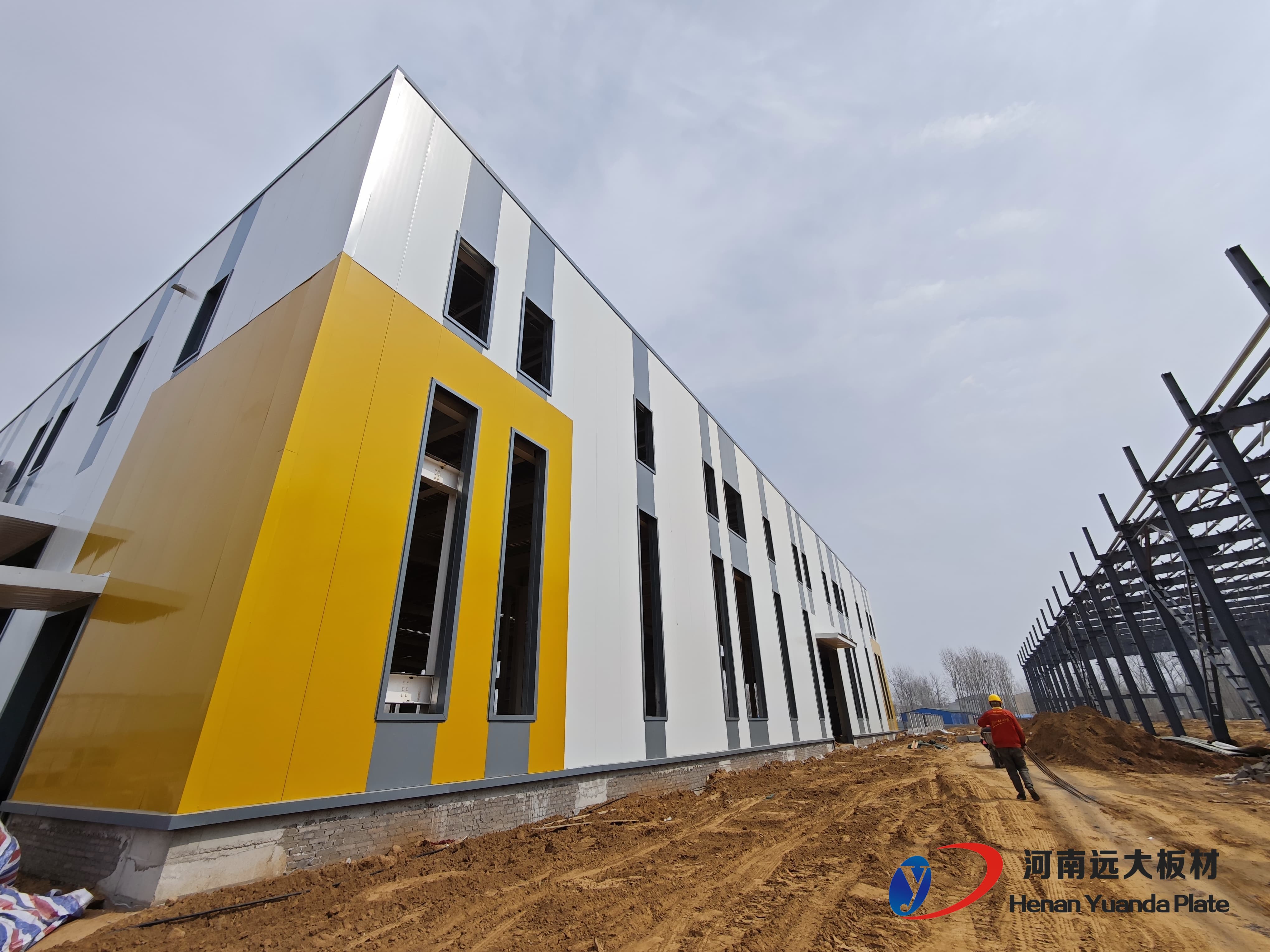 效率与性能的平衡之选：解析聚氨酯夹芯板为何主导工业建筑围护系统(图3)