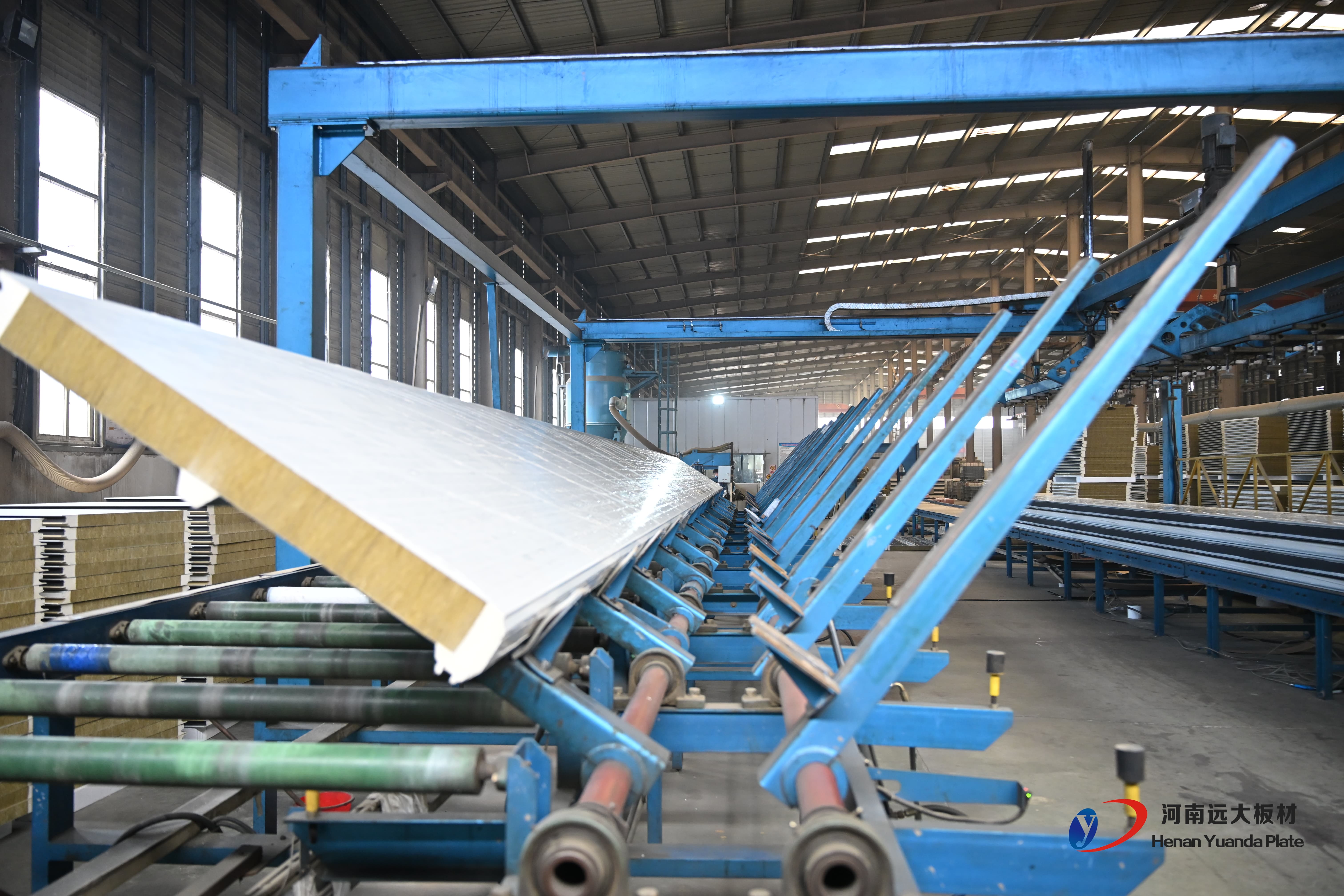 聚氨酯夹芯板技术解析：工业建筑围护系统的优选方案(图2)