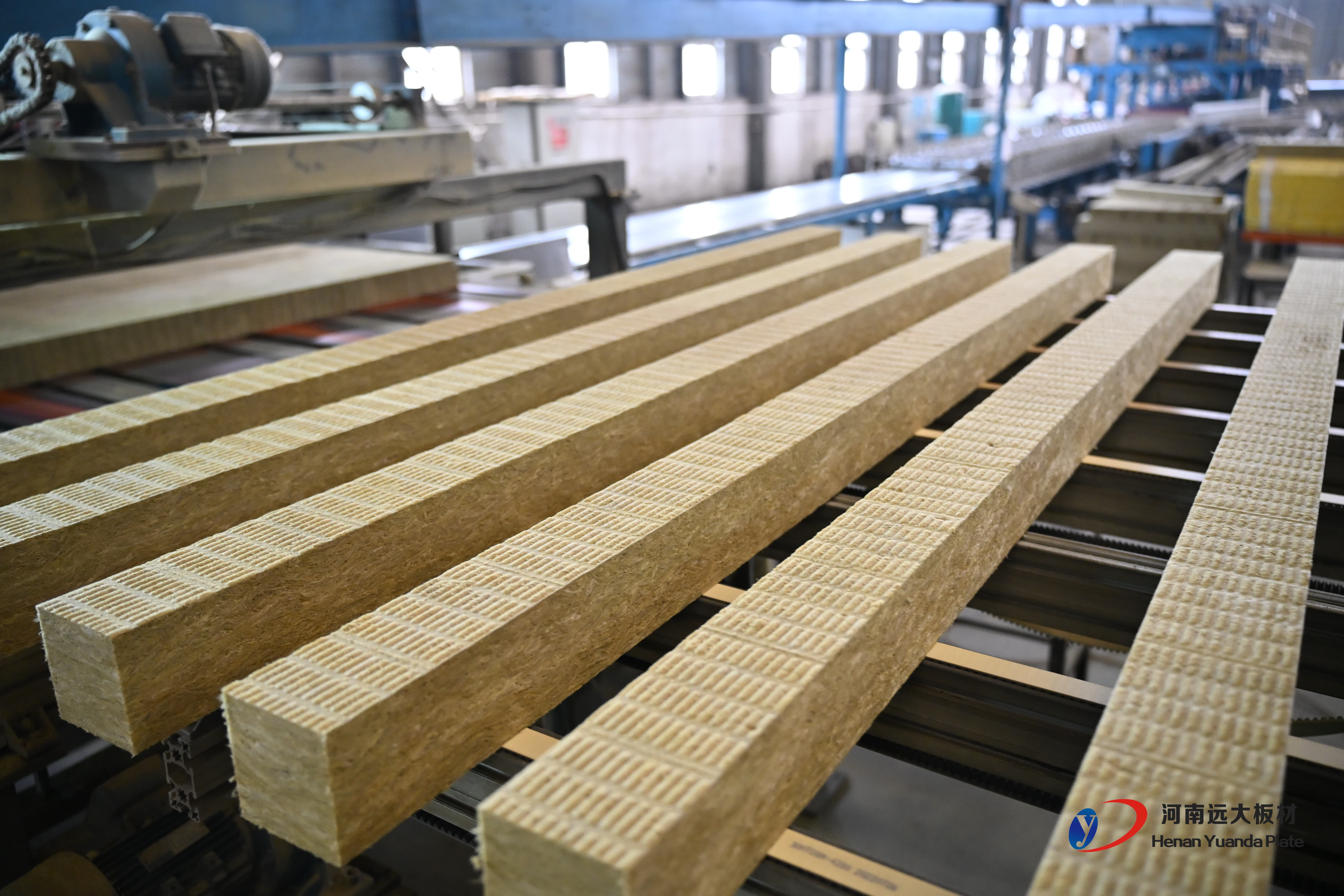 聚氨酯夹芯板技术解析：工业建筑围护系统的优选方案(图1)