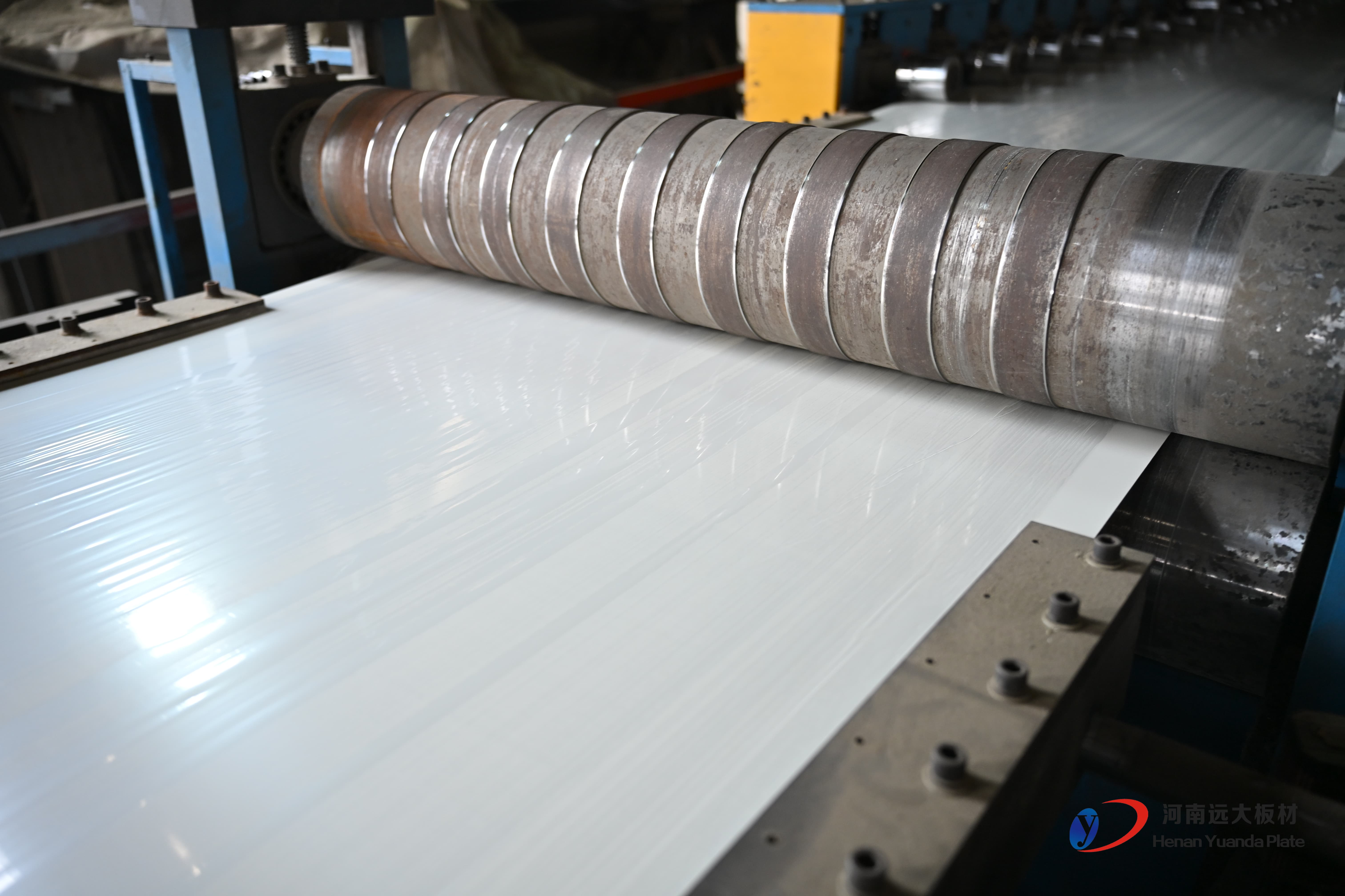 聚氨酯夹芯板技术解析：工业建筑围护系统的优选方案(图3)